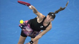 Vo finále ženskej dvojhry v Melbourne si zahrajú Rybakinová a Sobolenková