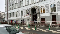 Volebné miestnosti sa uzavreli. Druhé kolo českých prezidentských volieb pokračuje v sobotu