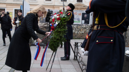 FOTO: Prezidentka si uctila pamiatku obetí holokaustu. Ignorovanie historických faktov spôsobuje opakovanie tragédií, uviedla
