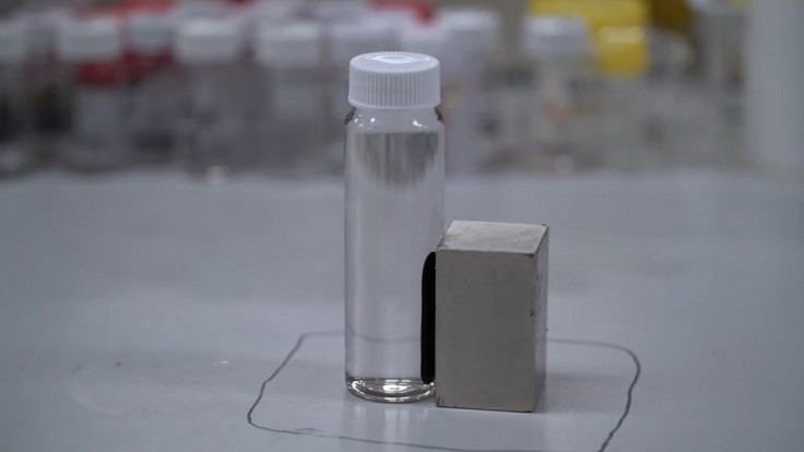 Magnetický roztok rýchlo odstráni toxické „večné chemikálie“ z vody