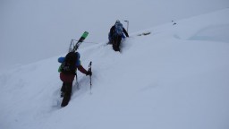 V slovenských pohoriach platí v nedeľu mierne lavínové nebezpečenstvo. Problémom je previaty sneh