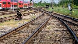 Po zrážke s vlakom prišla o život 49-ročná chodkyňa, nerešpektovala spustené závory železničného priecestia