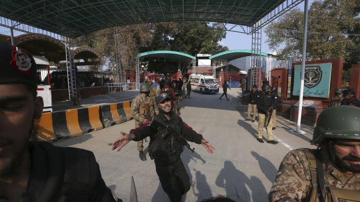 V pakistanskej mešite došlo k výbuchu, počet obetí stúpol na 61