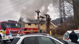 V Žiline vypukol požiar dvojpodlažnej budovy, vyžiadal si zásah 19 hasičov