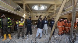 Atentátnik z pakistanskej mešity mal počas útoku na sebe policajnú uniformu, informovala polícia