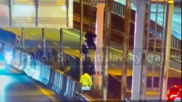 VIDEO: Zábery, z ktorých mrazí. Policajti zachraňovali na diaľnici psychicky chorého muža