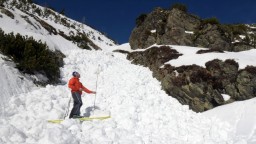 Vo Vysokých a Západných Tatrách trvá veľké riziko pádu lavín. Vstup do poľských zakázali