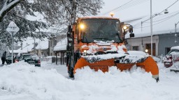 FOTO/VIDEO: Na severe Slovenska vyčíňa snehová kalamita. Vo viacerých mestách vyhlásili mimoriadnu situáciu