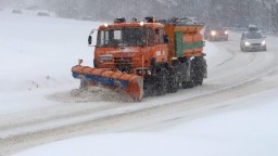 FOTO: Sneh komplikuje dopravu na Slovensku. V Žilinskom kraji a pod Tatrami vyhlásili kalamitu