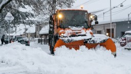 Na severe Slovenska hrozí orkán, dážď so snehom stále komplikuje dopravu