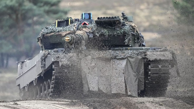 Prvý tank Leopard 2, ktorý Kanada darovala Ukrajine, dorazil do Poľska