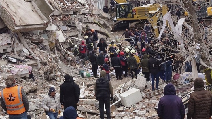 Ničivé zemetrasenie v Turecku spôsobilo veľké škody. Mohli by zodpovedať až dvom percentám HDP krajiny