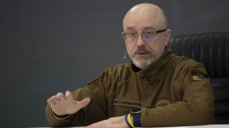Reznikov zatiaľ zostáva šéfom ukrajinského rezortu obrany. Personálne zmeny teraz nebudú, uviedol ukrajinský činiteľ