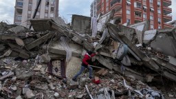 VIDEO: Padali celé budovy, v troskách hľadajú telá. Zemetrasenia v Sýrii a Turecku zachytili kamery