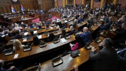 Srbský poslanec musel rezignovať, počas zasadnutia parlamentu pozeral porno