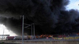 V tureckom prístave Iskenderun vypukol požiar. Stalo sa tak v dôsledku zemetrasenia