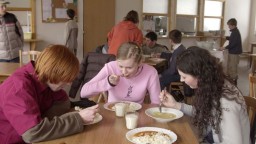 Dotácie na obedy pre školákov sa obnovia, schválili to poslanci parlamentu