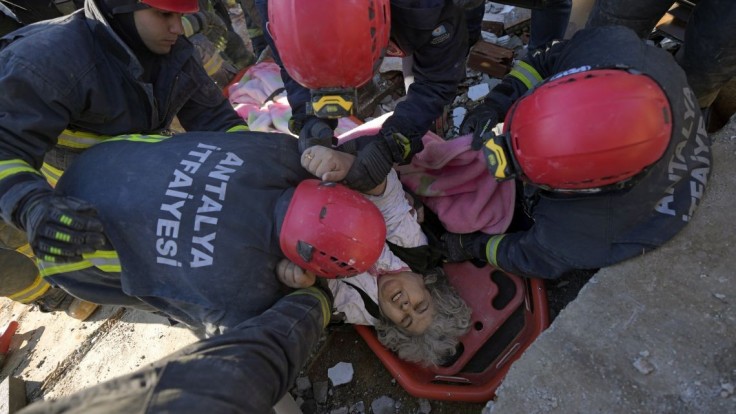Dva dni po zemetrasení: V Turecku aj po vyše 50 hodinách vytiahli z trosiek preživších
