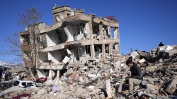 Ničivé zemetrasenie v Turecku sprevádzajú dezinformácie. Na internete ich videli desaťtisíce ľudí