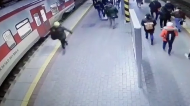VIDEO: V Trnave žena naskakovala na odchádzajúci vlak, za nohu ju ťahal desiatky metrov