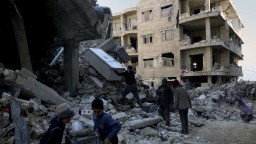 Do povstalcami ovládaných oblastí Sýrie mieri po zemetrasení prvý konvoj s pomocou