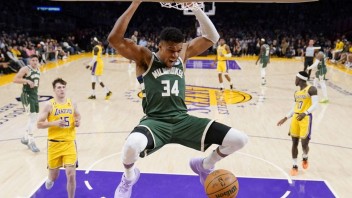 NBA: Milwaukee vyhralo na palubovke Lakers, domáci bez hviezdneho Jamesa