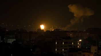 Izrael zaútočil na komplex Hamasu, reagoval tak na sobotňajšie vypálenie rakety z Pásma Gazy