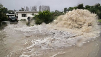Nový Zéland vyhlásil pre tropickú cyklónu celoštátny stav núdze, desaťtisíce domácností sú bez elektriny
