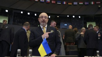Ukrajinský minister obrany zostáva vo funkcii aj po korupčných škandáloch. Rozhodol Zelenskyj