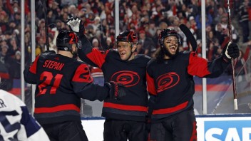 NHL: Zápas pod holým nebom pre Carolinu, duel sledovalo takmer 60-tisíc divákov