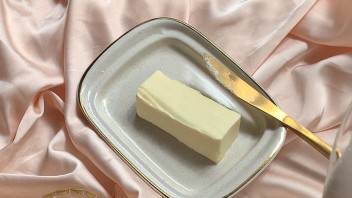 Poznáte hnedé maslo? Jeho oriešková chuť urobí gastrozážitok zo slaných aj sladkých jedál