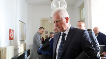 Obhajca Brhelovcov tvrdí, že kľúčový svedok na súde klamal