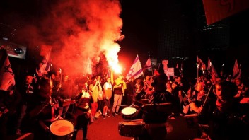 Protivládne demonštrácie v Izraeli pokračujú. V Tel Avive sa zišlo vyše 100-tisíc nespokojných občanov