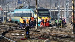 FOTO: V Žiline sa vykoľajil medzištátny vlak smerujúci do Košíc, doprava je zastavená