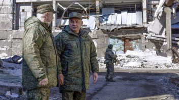 Ruský minister obrany navštívil ukrajinský front. Šojgu sa prešiel zničeným mestom a odovzdal vojakom medaily