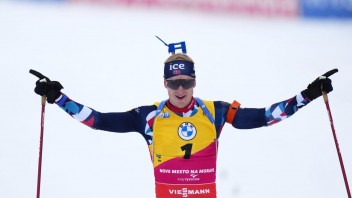 Nórsky biatlonista Johannes Thingnes Bö triumfoval v stíhačke a získal malý krištáľový glóbus
