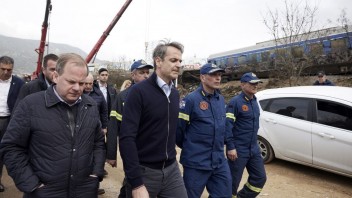 Grécky premiér sa ospravedlnil rodinám obetí vlakového nešťastia, uznal podiel štátu na nehode