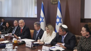 Izraelskí ministri podporili zákon o prijímaní darov pre vládnych činiteľov. Premiér by si mohol ponechať státisícový dar