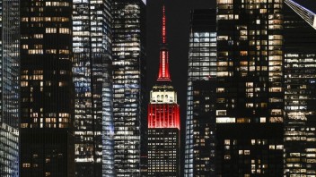 FOTO: New York si uctil obete zemetrasenia v Turecku a Sýrii. Rozsvietil vrchol Empire State Building