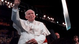 Ján Pavol II. ešte ako kardinál kryl zneužívanie detí poľskými kňazmi. Usvedčuje ho investigatívna reportáž