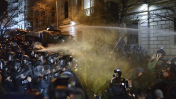 Gruzínsko je nepokojné. Tisíce ľudí protestovali proti zákonu o zahraničných agentoch