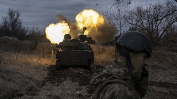 EÚ zvažuje vyčlenenie dvoch miliárd eur na delostreleckú muníciu pre Ukrajinu