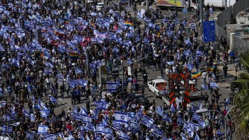 Demonštranti v Izraeli blokujú letisko, premiér Netanjahu musel odložiť odlet do Talianska