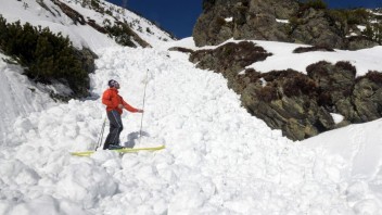 Vo Vysokých Tatrách spadla lavína, strhla 12-člennú skupinu