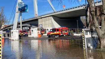 FOTO: V Bratislave došlo k havárii vodovodného potrubia. Sad Janka Kráľa zaplavila voda