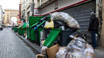 V Paríži štrajkujú smetiari, v uliciach sa nahromadilo už 5400 ton odpadu