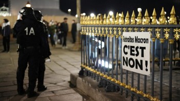 Francúzska opozícia podala návrh na odvolanie vlády. Chce zvrátiť prijatie dôchodkovej reformy