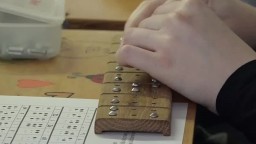 Vďaka vynálezu Braillovho písma môžu čítať a písať aj nevidiaci. Prečo sa v súčasnosti používa menej?