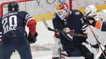Zápas HC Slovan proti Michalovciam poznačil sporný moment v predĺžení