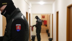 Tragédia v Petržalke: Muž a žena zomreli po páde z okna, v bytovke našli aj mŕtve dieťa